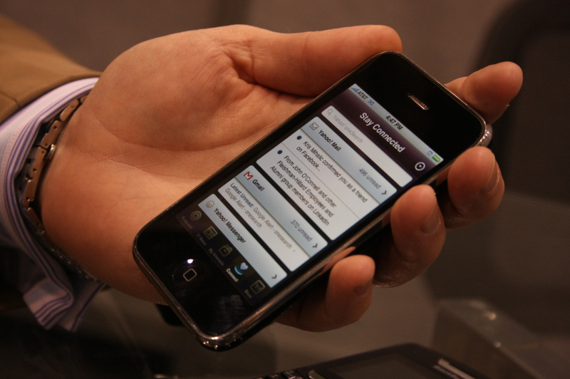 Illustration for article titled New WinMo and iPhone Apps Give You Palm Pre-Like Social Media Synergy